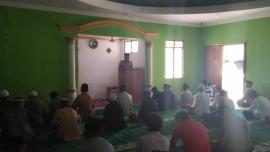 KAPOLSEK SEMANU SHOLAT JUMAT BERSAMA PADUKUHAN NGRINGIN